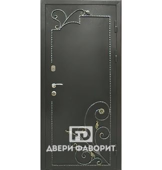 Дверь в загородный дом с ковкой, отделка цинкогрунт